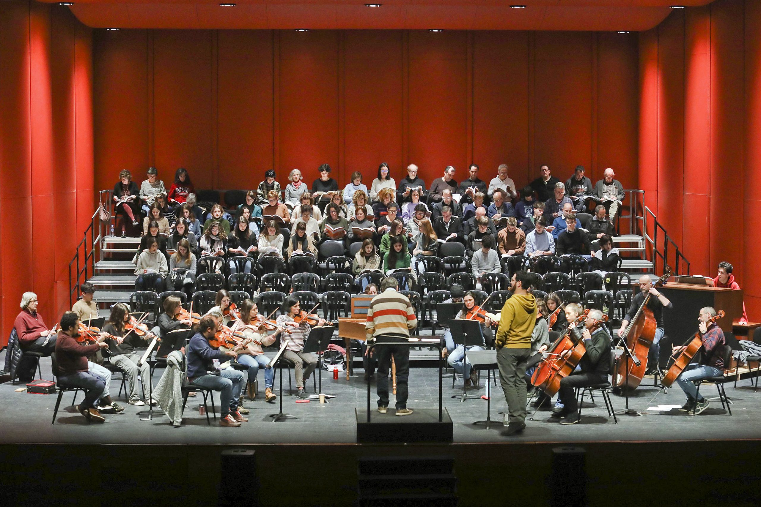 La Coral Canigó, amb els músics de l'Orquestra de Cambra de Vic, durant un assaig