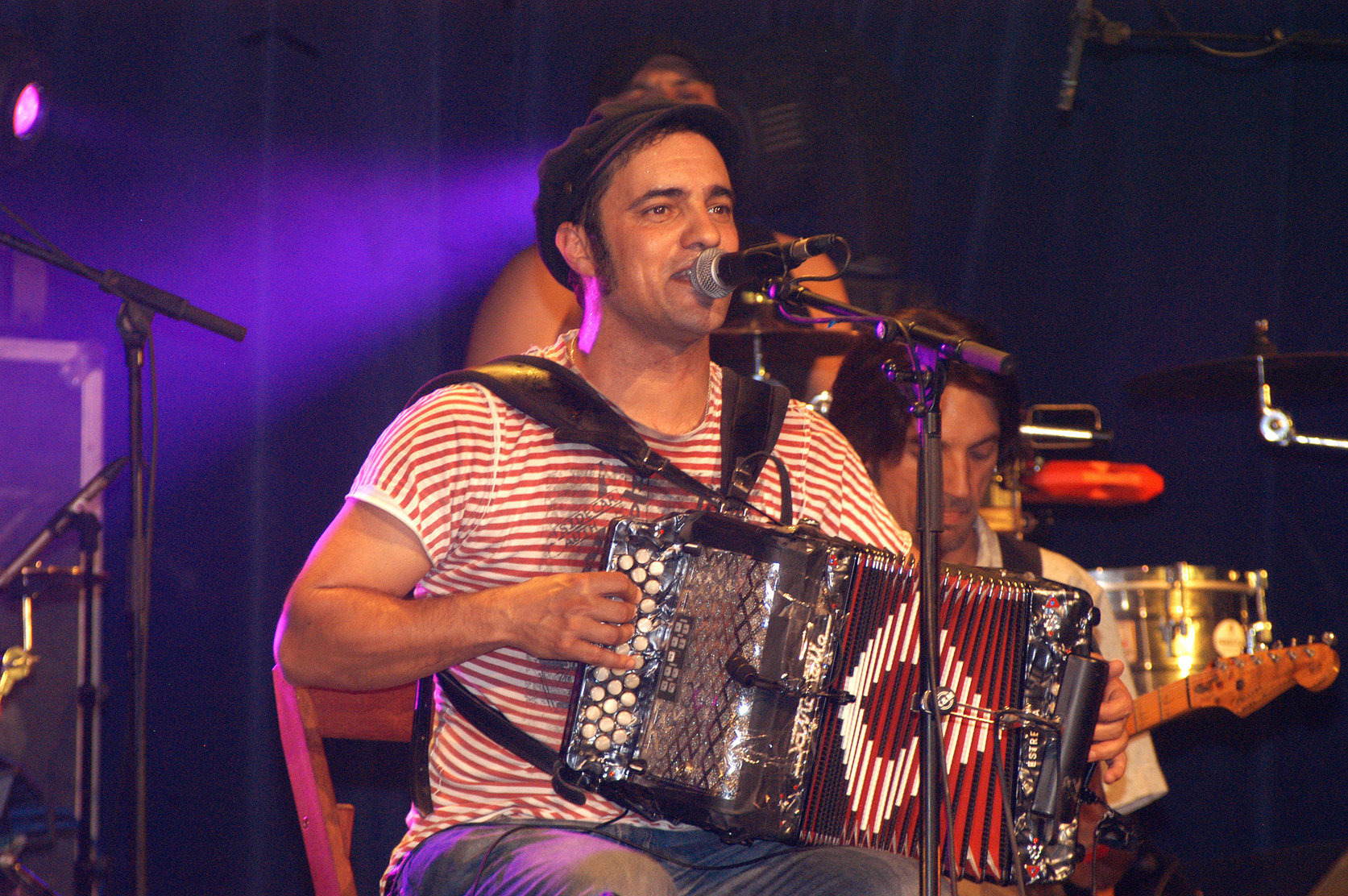 Joan Garriga, líder de La Troba Kung-Fú, al concert de juny de 2013 al Circ Cric de Sant Esteve de Palautordera