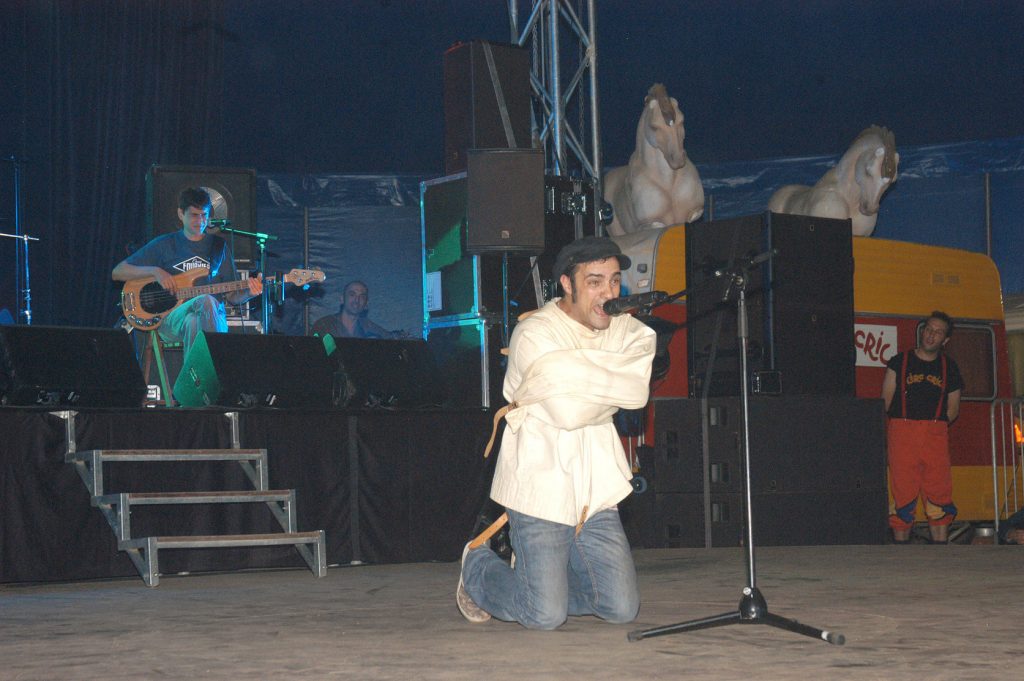 Joan Garriga amb una camisa de força en un moment de l'espectacle