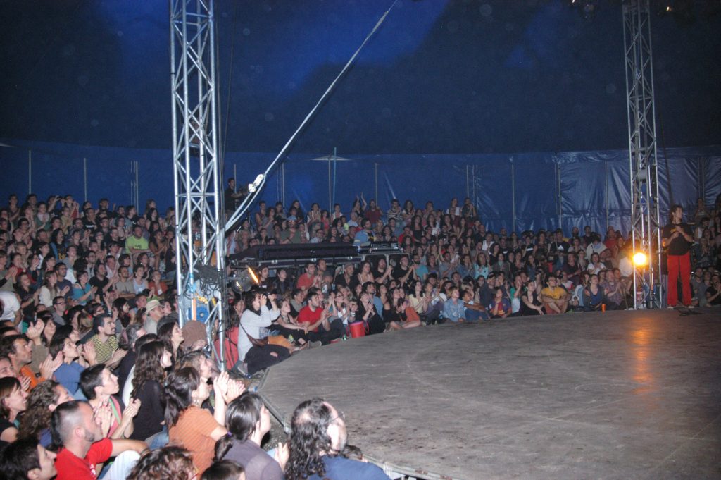El públic embalit davant del concert i espectacle de La Troba Kung-Fú