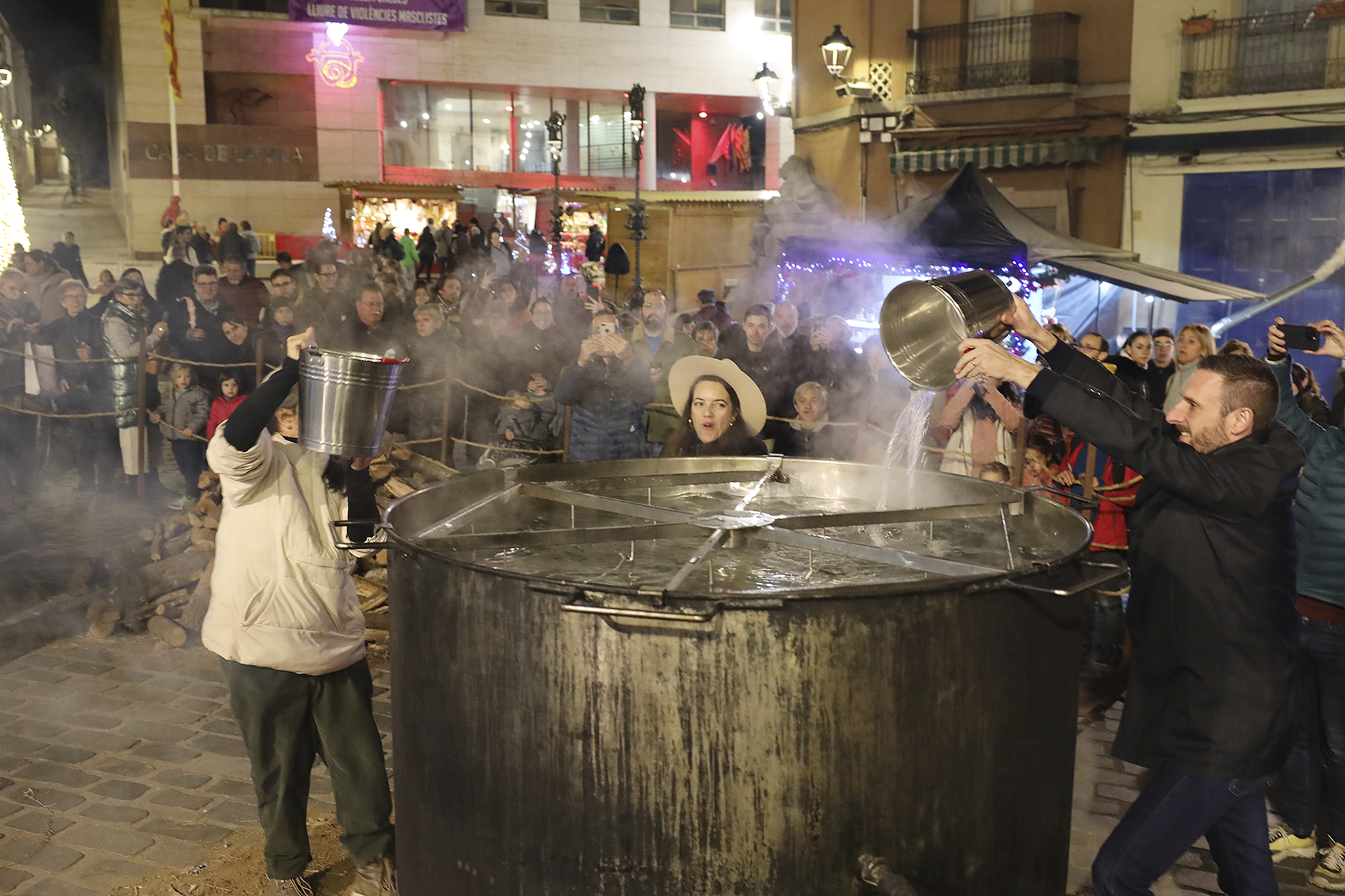Caldes encén l'olla més gran de Catalunya per fer 30.000 racions de brou termal