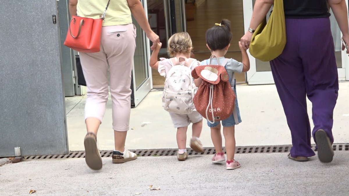 Dia de retrobades en el primer dia d'escola