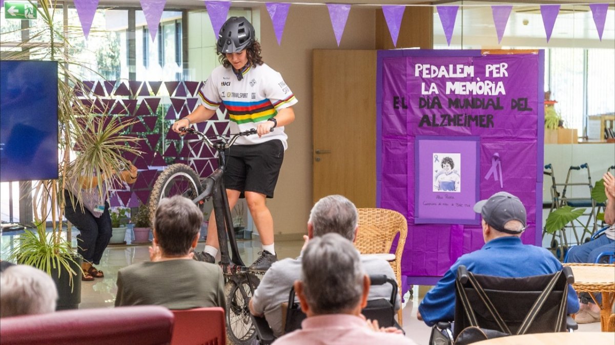 Dia mundial Alzhèimer: l’esportista Alba Riera visita centre Sant Jordi per visibilitzar la malaltia