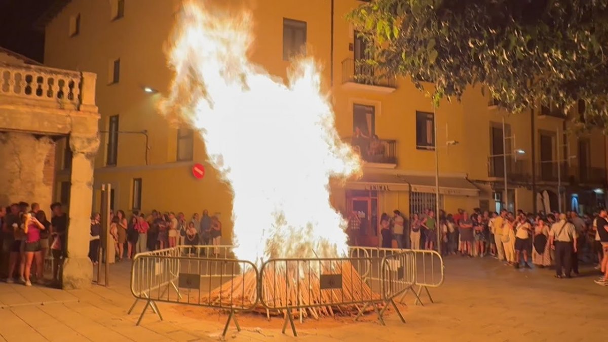 La foguera a la plaça Vella de Torelló