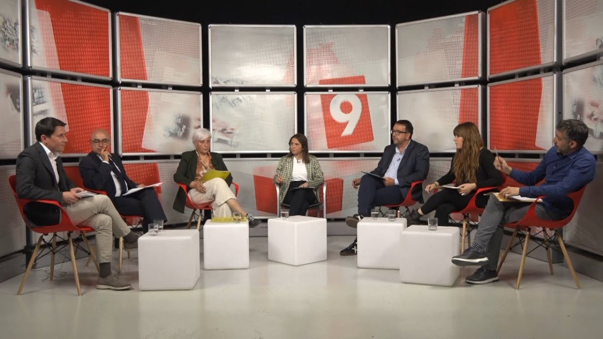 Els participants en el debat als estudis d'EL 9 TV, aquest dimarts