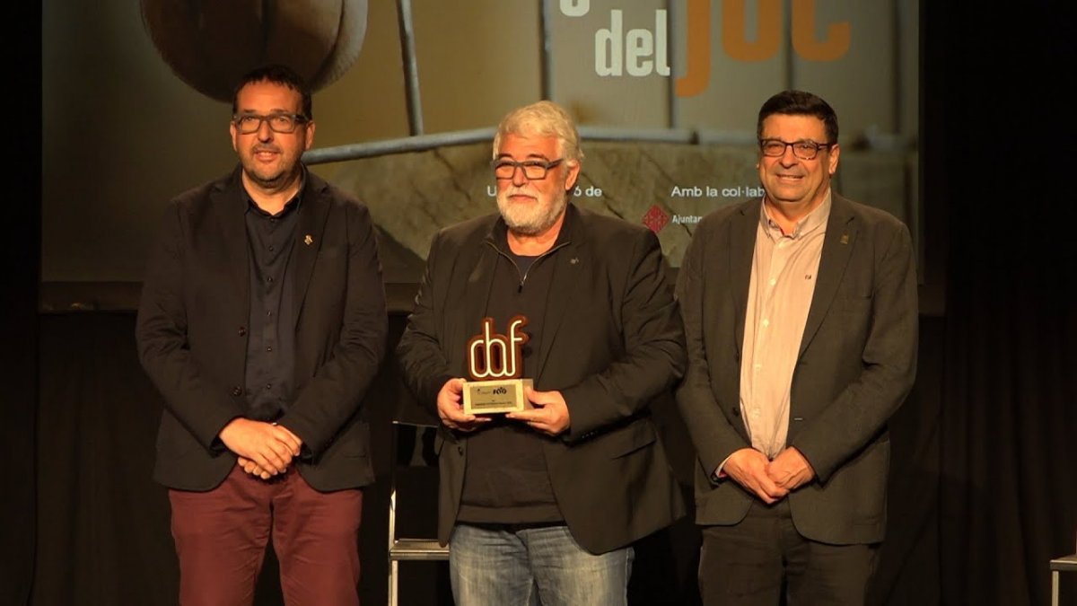 Moment del relleu de la Capitalitat entre els alcaldes de Vic i Llinars del Vallès, amb el president de la Federació Catalan, Ferran Aril (a la dreta)