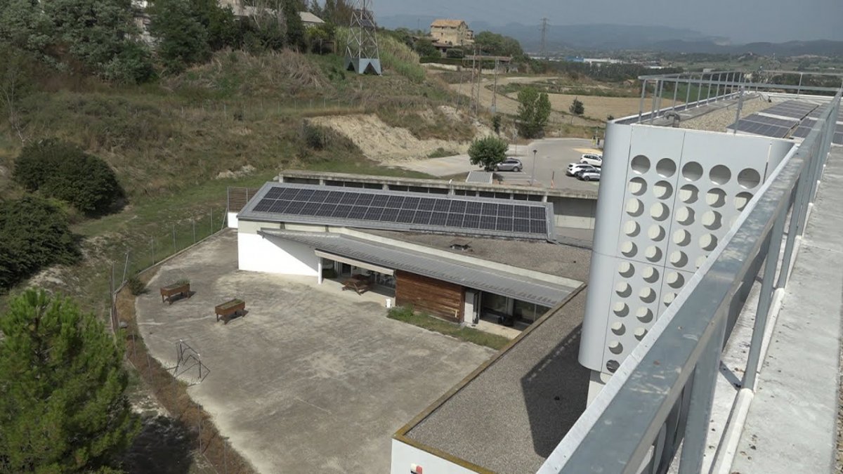 Instal·lació de plaques solars a  l'edifici de l'Hospital General de Vic