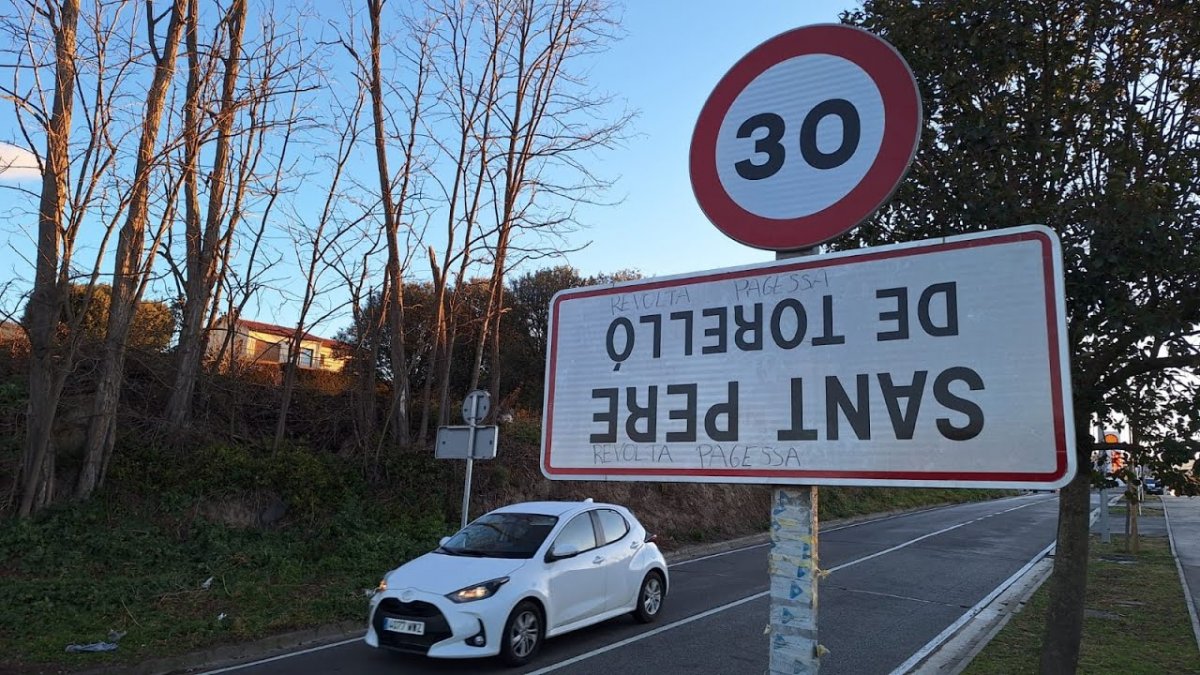 El cartell de l'entrada de Sant Pere de Torelló, aquest dimarts