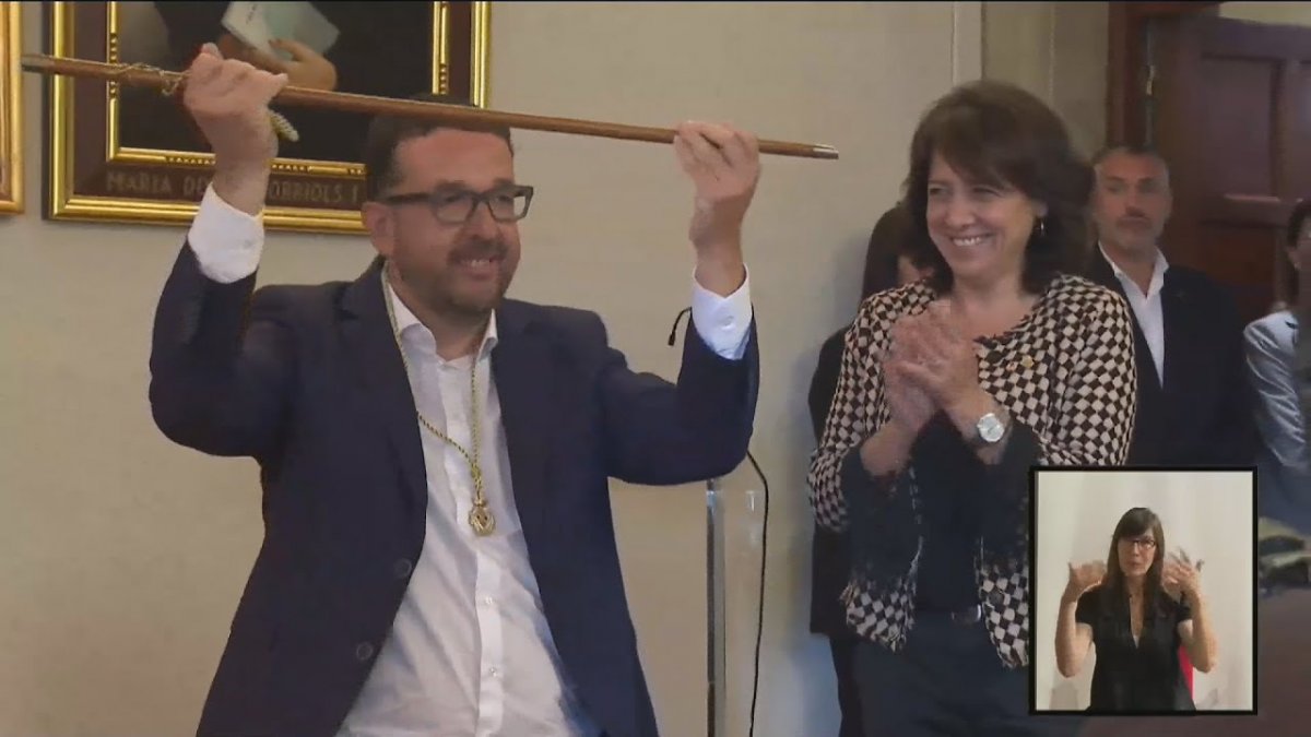 Castells ha rebut la vara d'alcalde de mans de la seva antecessora i presidenta del Parlament, Anna Erra
