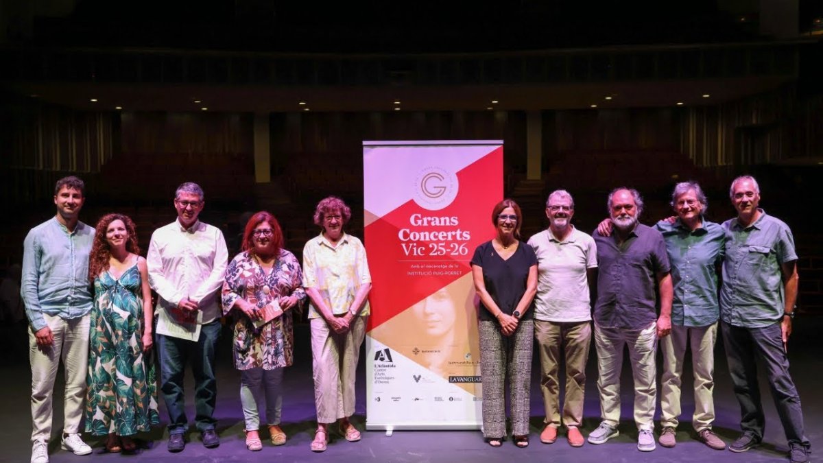 Els responsables del cicle i alguns dels seus protagonistes, en la presentació