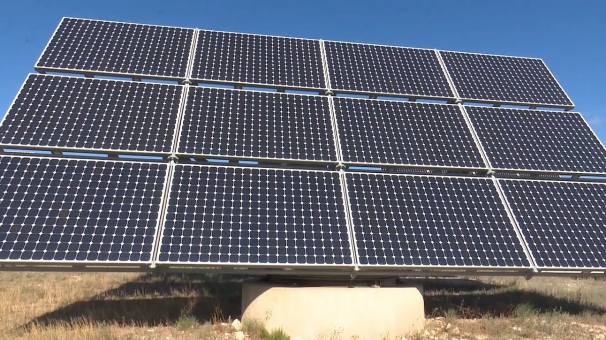 Una instal·lació de plaques en un camp fotovoltaic