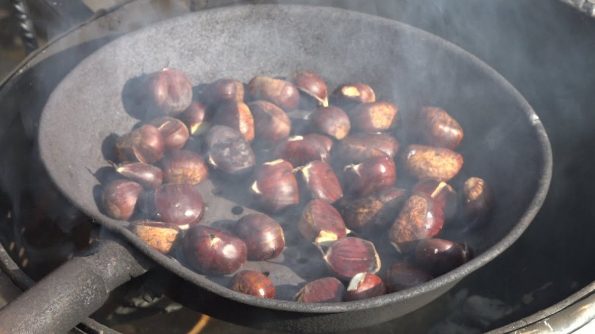 Una torradora de castanyes, en plena activitat