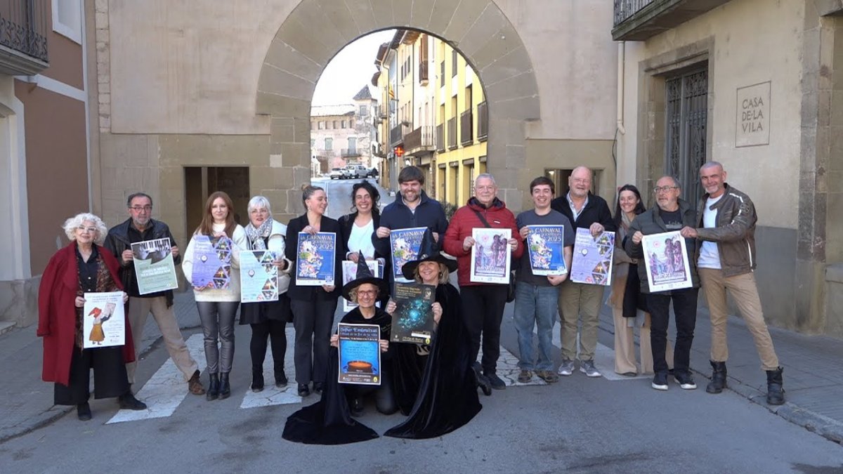 Foto final de la concorreguda presentació del Cau de Bruixes