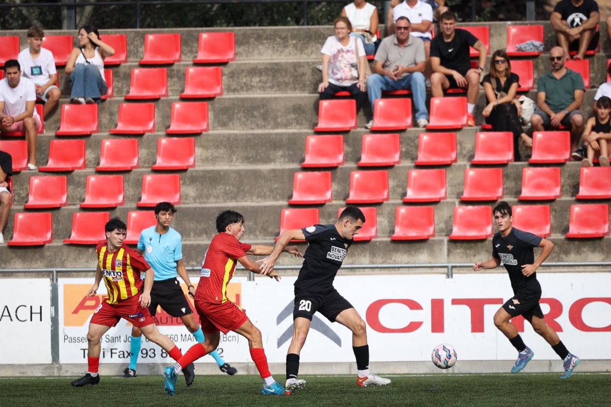 Un instant del partit d'aquest diumenge al municipal de Manlleu