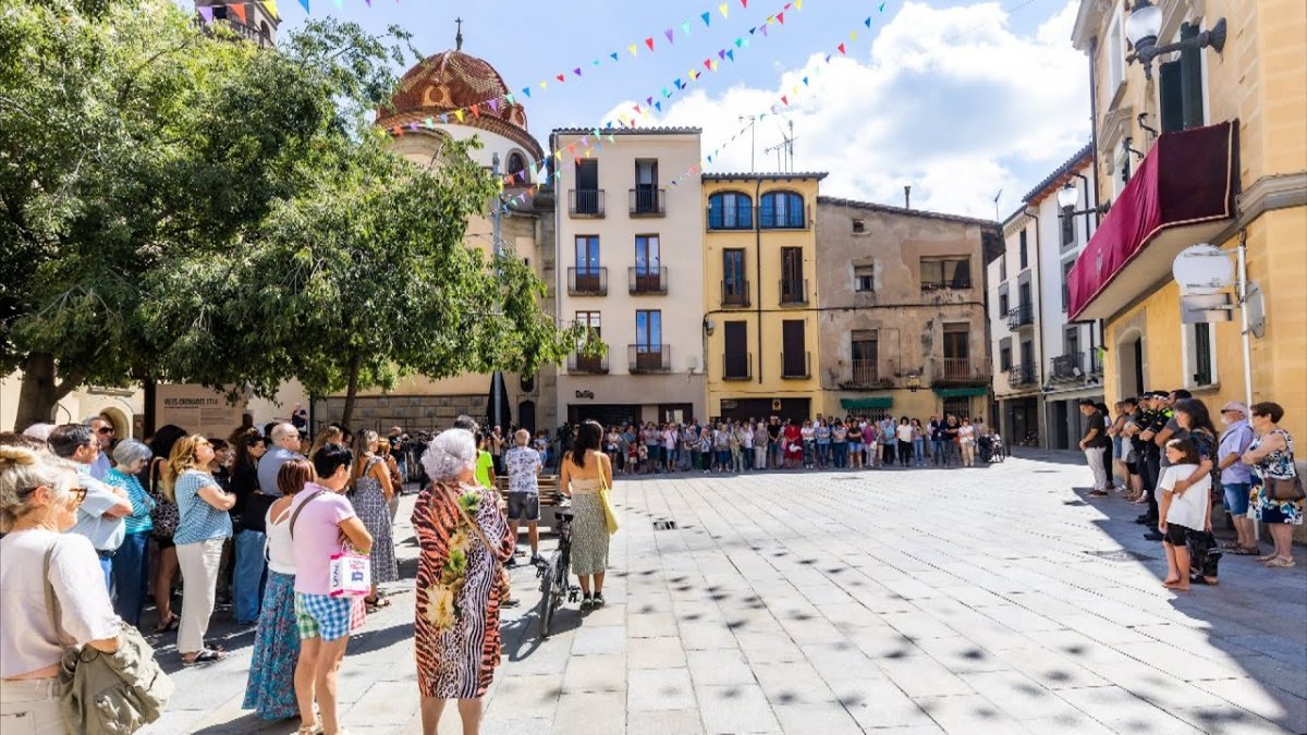 El minut de silenci, aquest migdia a la plaça de la Vila de Torelló