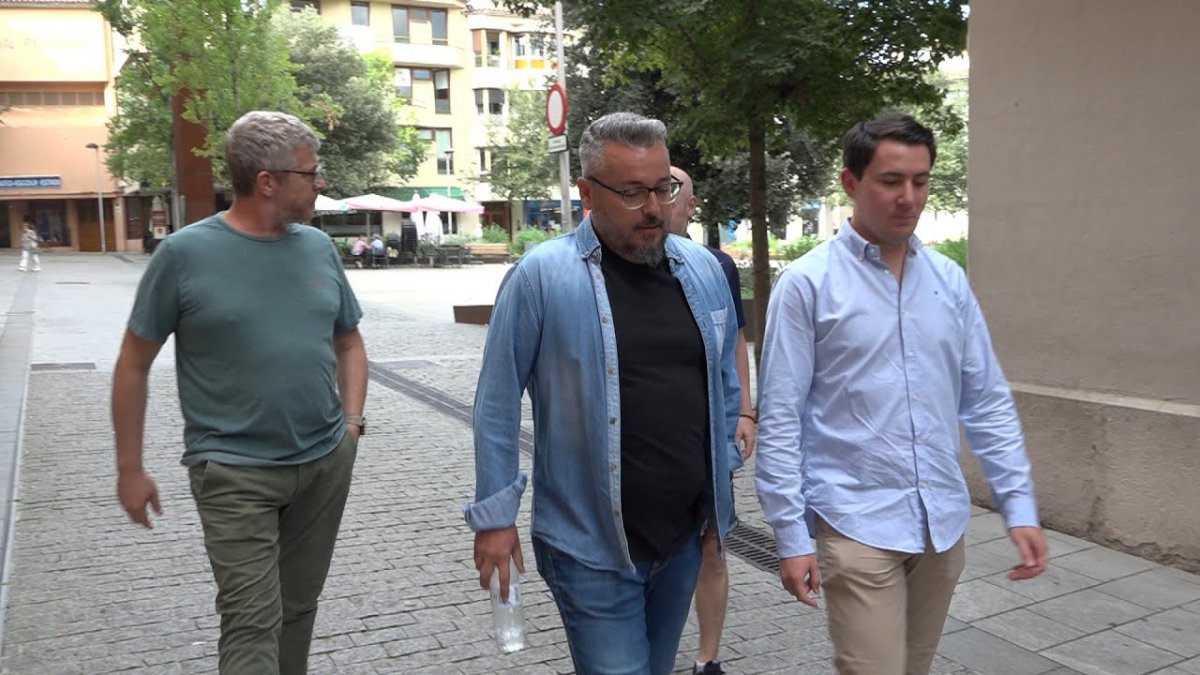 Javier Alcalde, al cente, amb el president comarcal del PP, Pau Ferran