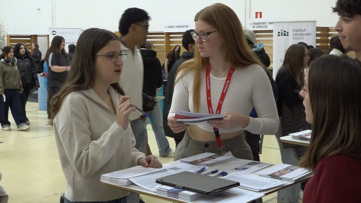 Un dels estands amb ambient d'estudiants, al Sucre