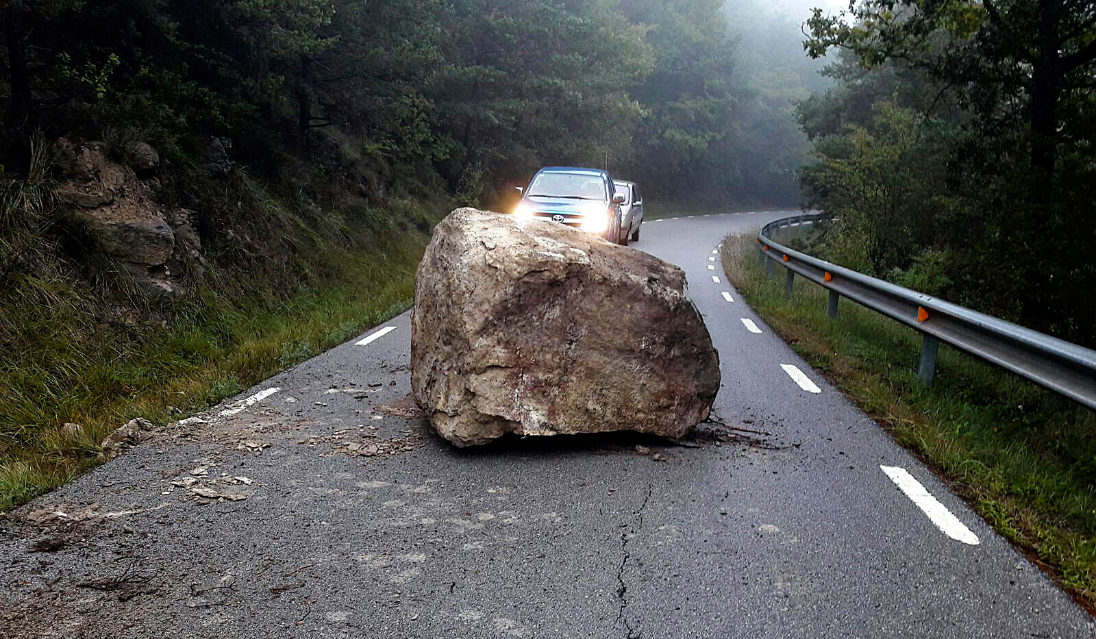La roca va quedar just al mig de la carretera BV-4608, en terme de Sant Boi de Lluçanès