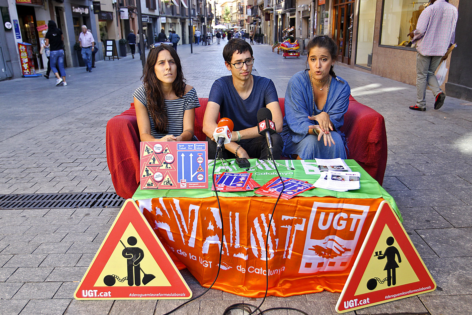 Els membres de l'Avalot-UGT van presentar l'informe 'Els joves mes a mes' al carrer Manlleu, dimecres al matí
