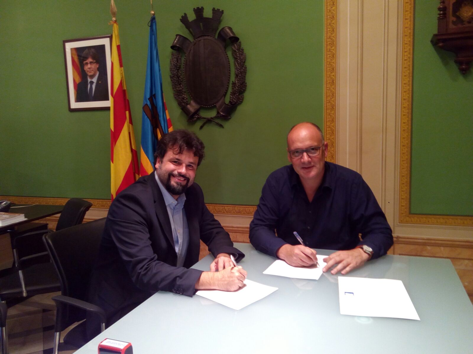 Josep M Montserrat i Santi Vivet firmant el conveni