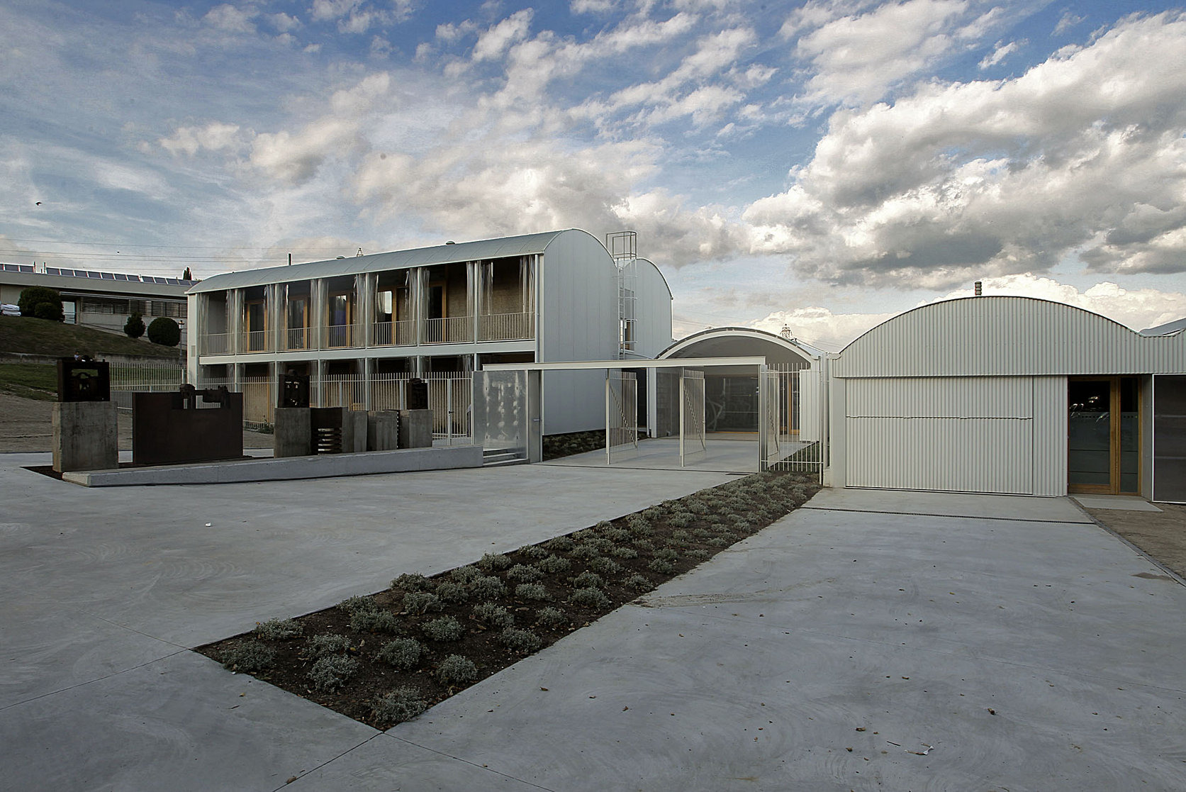 El nou edifici es troba situat molt a prop de l'Hospital Universitari de Vic