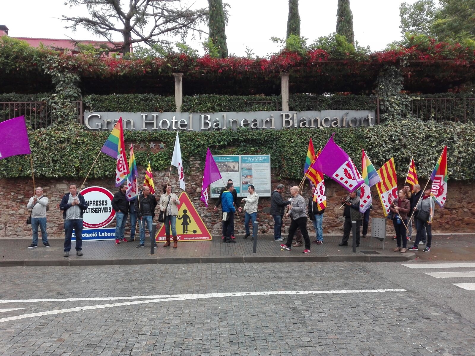 Els delegats s'han concentrat davant la porta principal de l'establiment