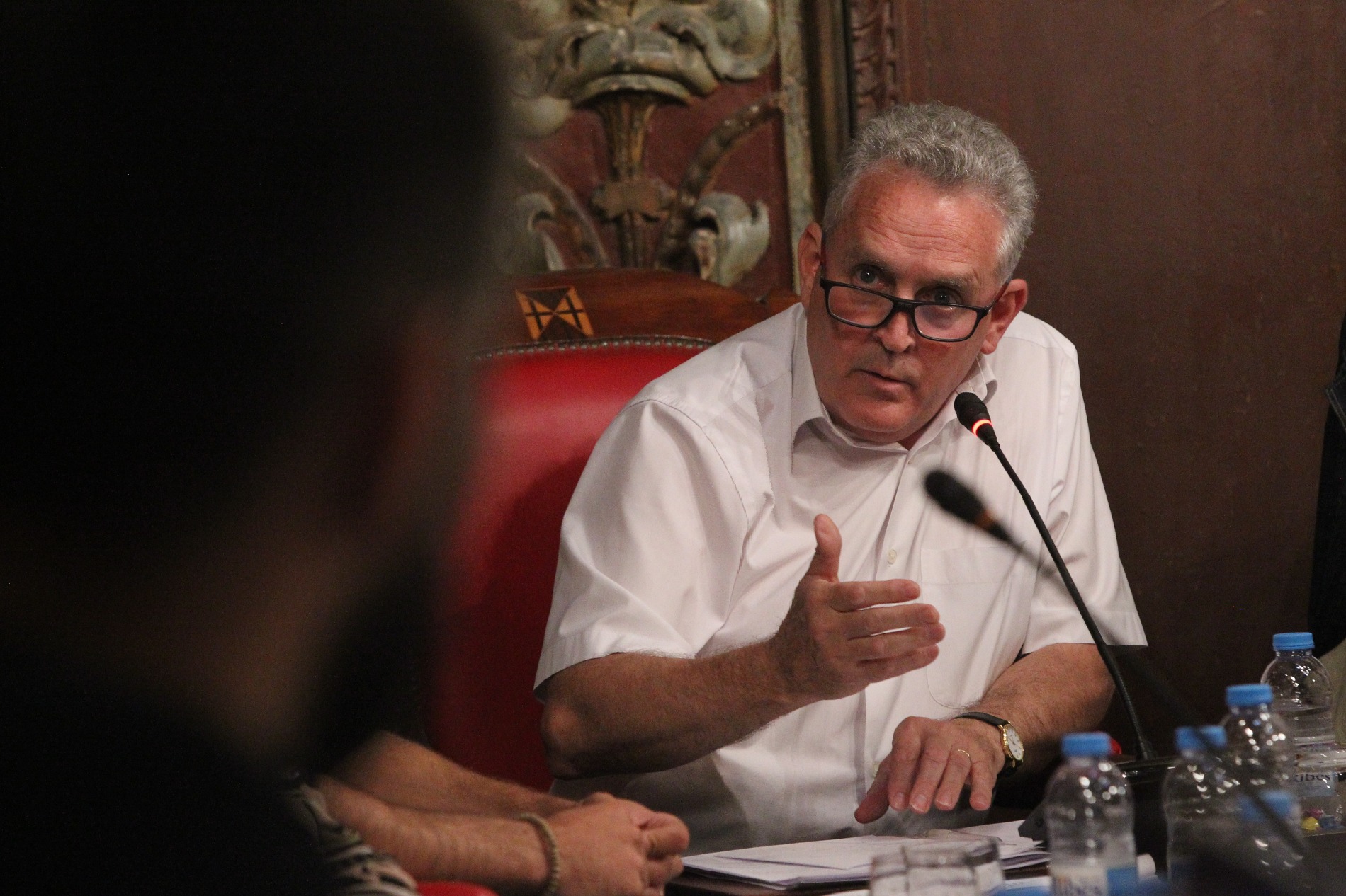 El regidori de Serveis, Antoni Serrat, ha defensat la posició del consistori i ha deixat la porta oberta a incloure l'oposició a les negociacions