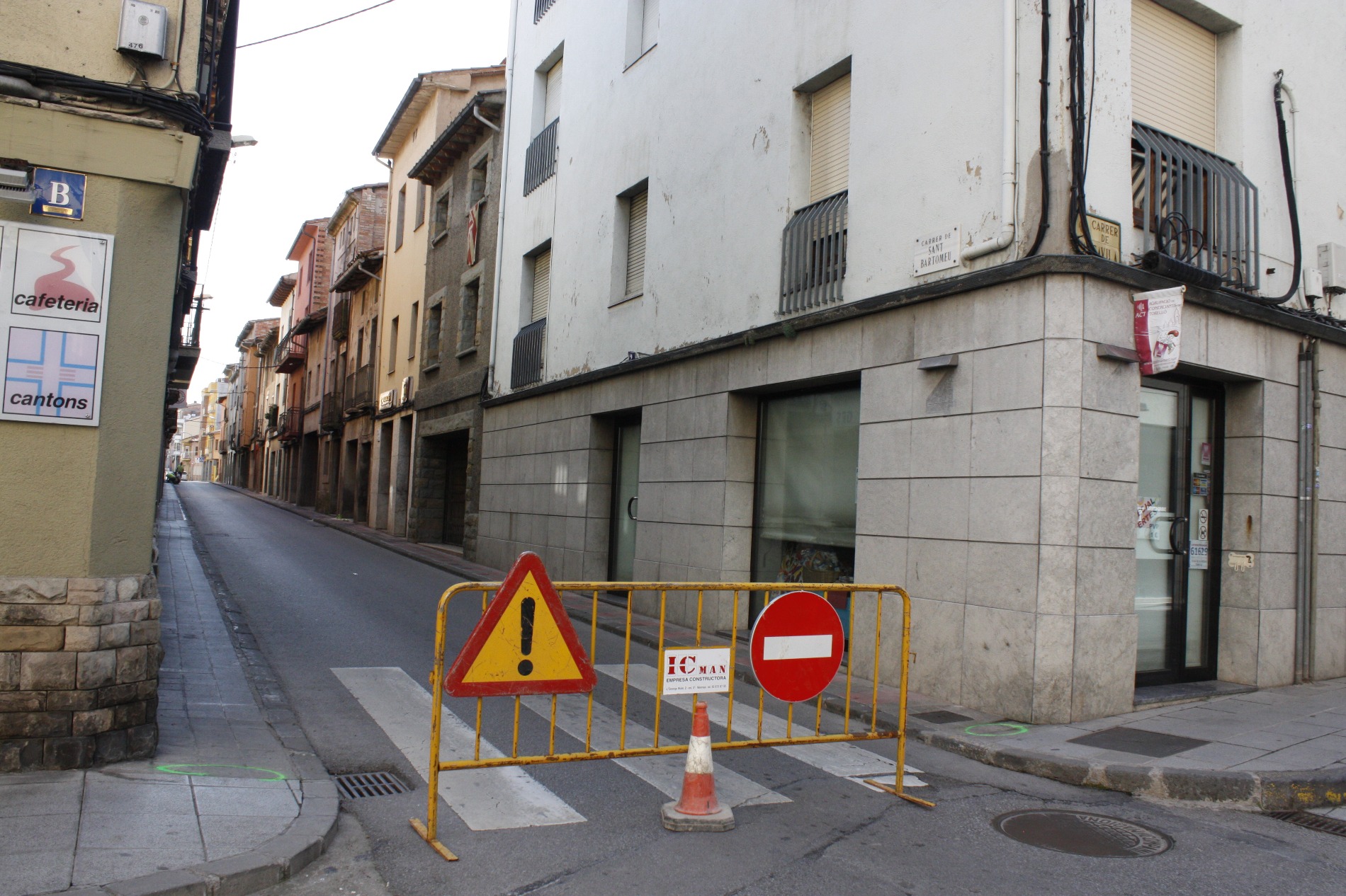 Aquest dilluns s'ha col·locat la tanca a l'accés del carrer Sant Bartomeu perquè no hi passin vehicles