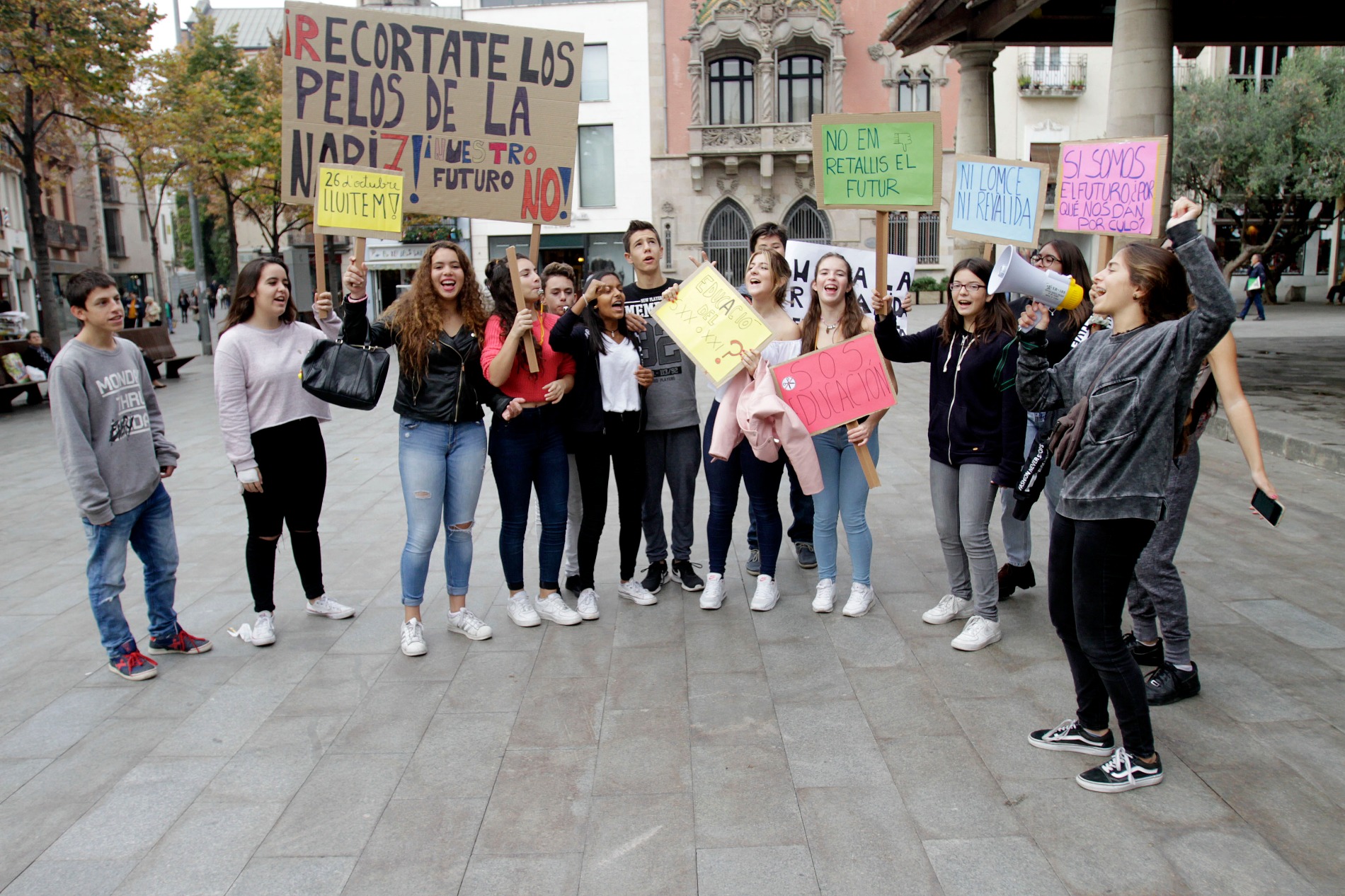 Un grup d'alumnes de l'escola Anna Mogas aquest dimecres a la Porxada
