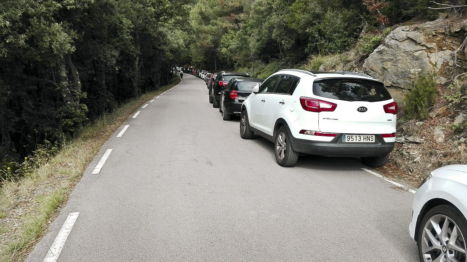 Cotxes mal aparcats en una via principal del Montseny
