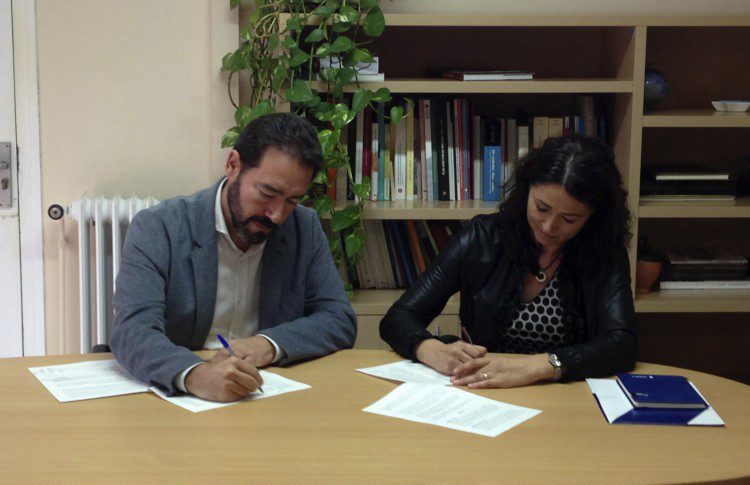 L'alcalde David Ricart amb la representant de Sorea durant la signatura