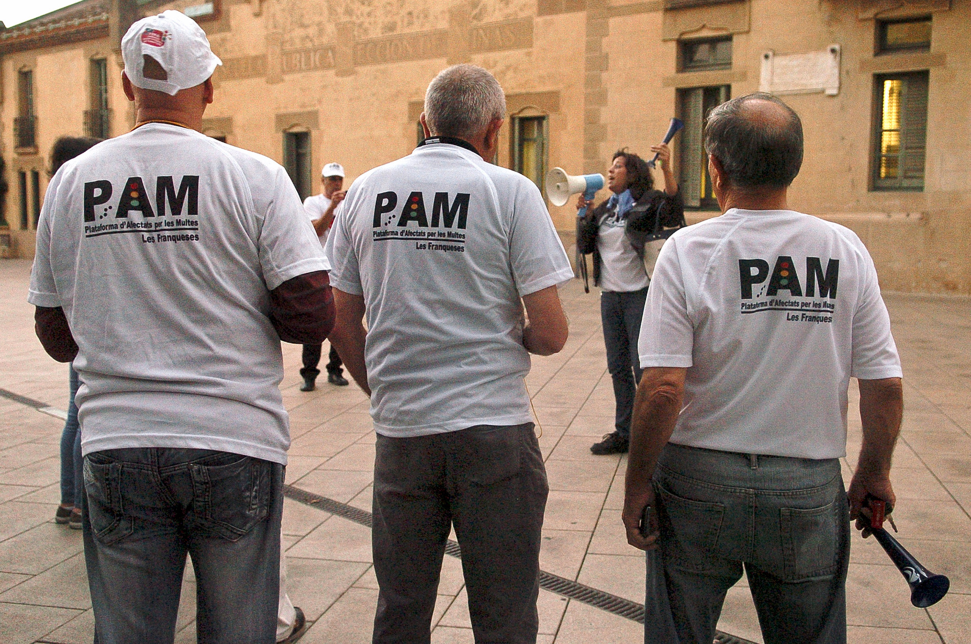 Membres de la PAM davant de l'ajuntament de les Franqueses en una protesta