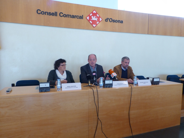 Anna Magem, Joan Roca i Xavier Ventayol durant l'acte al Consell Comarcal d'Osona