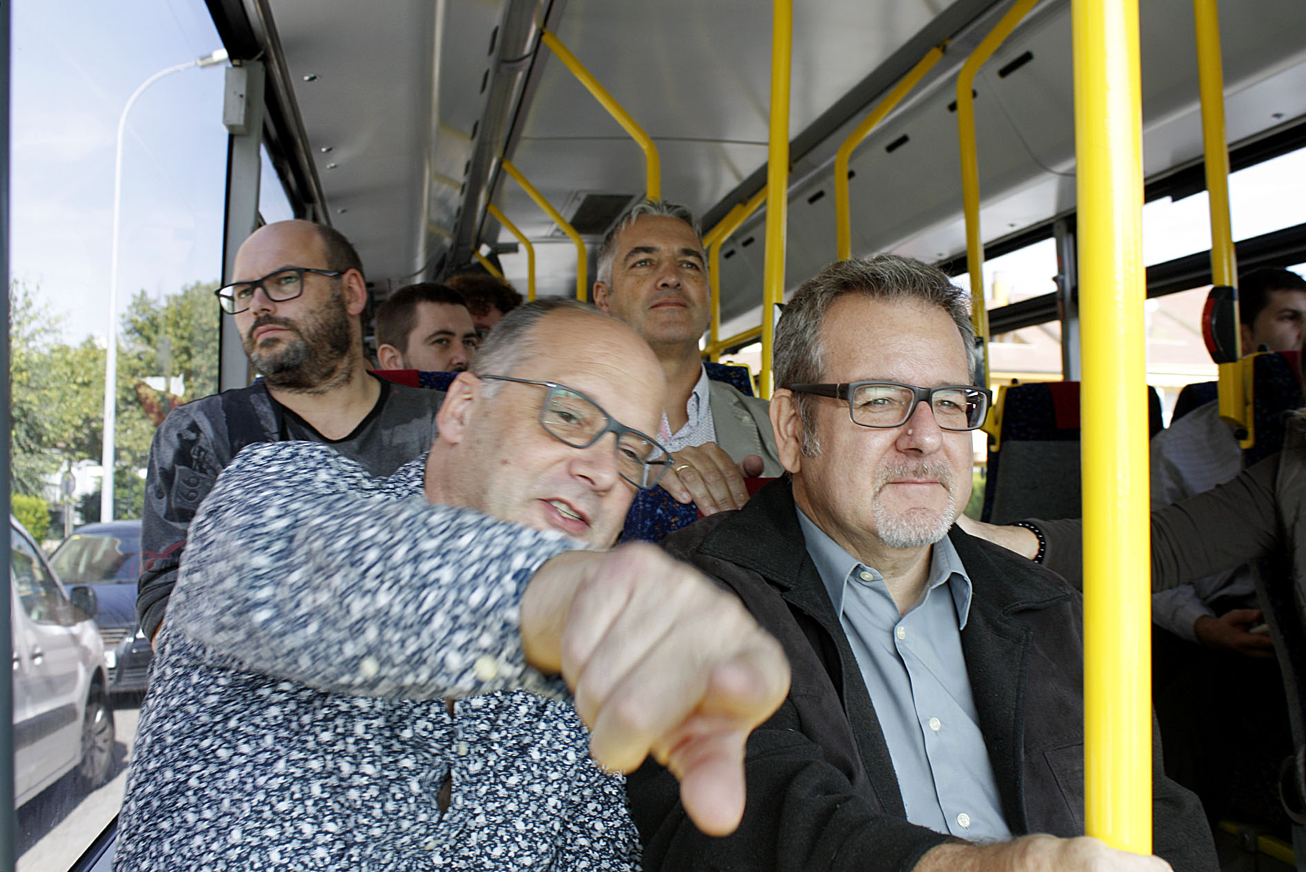 L'alcalde de Torelló, Santi Vivet, amb altres regidors i responsables de Sagalés al bus, dilluns