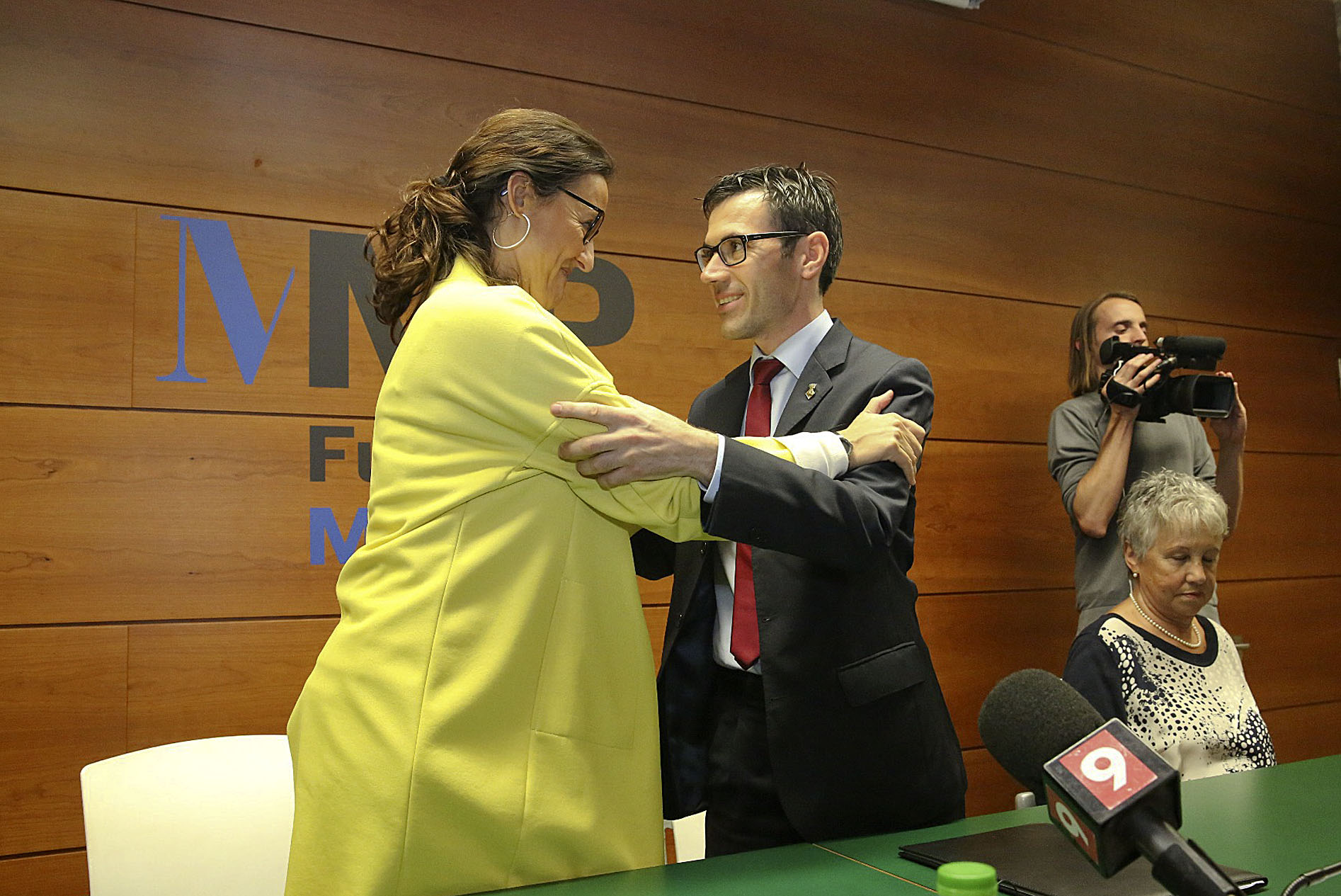Mercè Conesa, presidenta de la Diputació, i Albert Serra, alcalde de Roda i president de la Fundació, després de signar el conveni