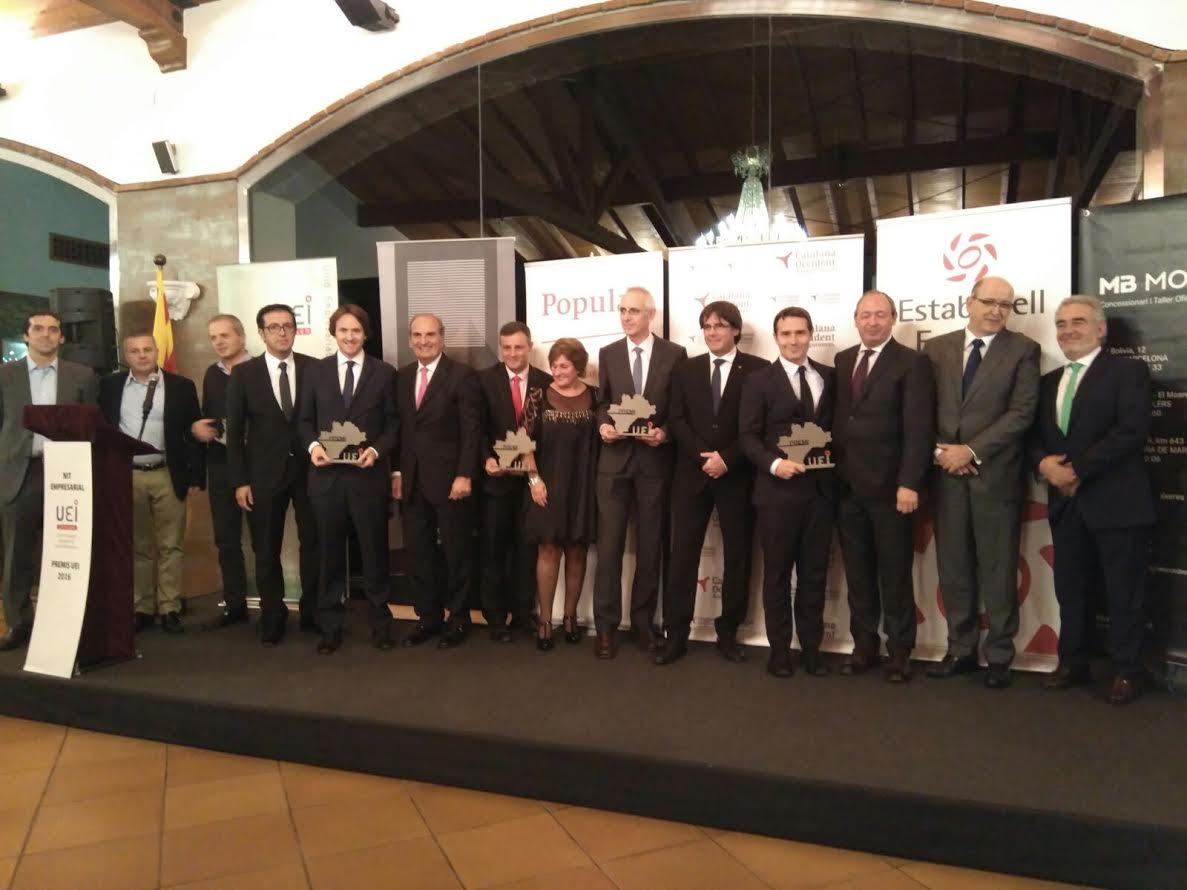 Els premiats, amb el president Puigdemont, responsables de la UEI i els patrocinadors de l'acte