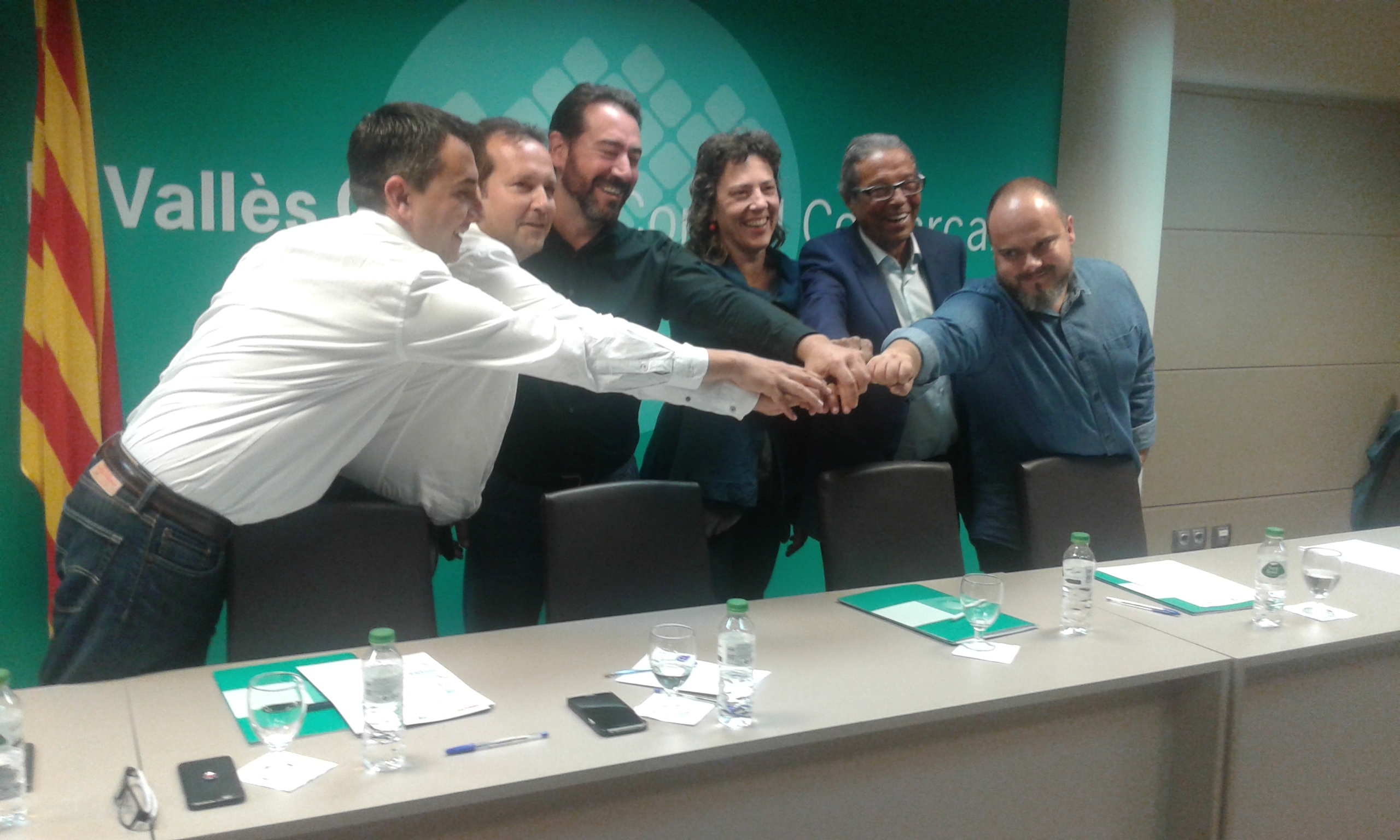 Òscar Riu (UGT), Joaquim Colom (UEI), David Ricart i Núria Hernández (Consell Comarcal), Vicenç Paituví (Pimec) i Gonzalo Plata (CCOO) després de firmar l'acord
