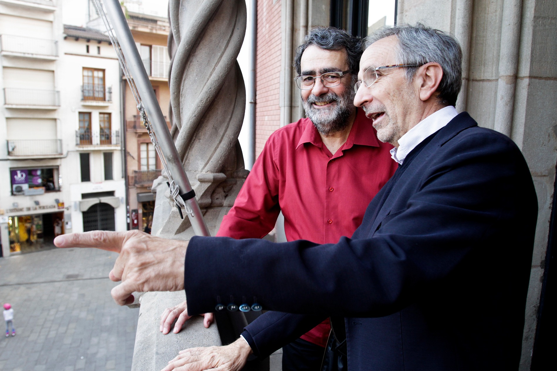L'artista Joan Fontcuberta i l'alcalde Josep Mayoral abans de la signatura del conveni