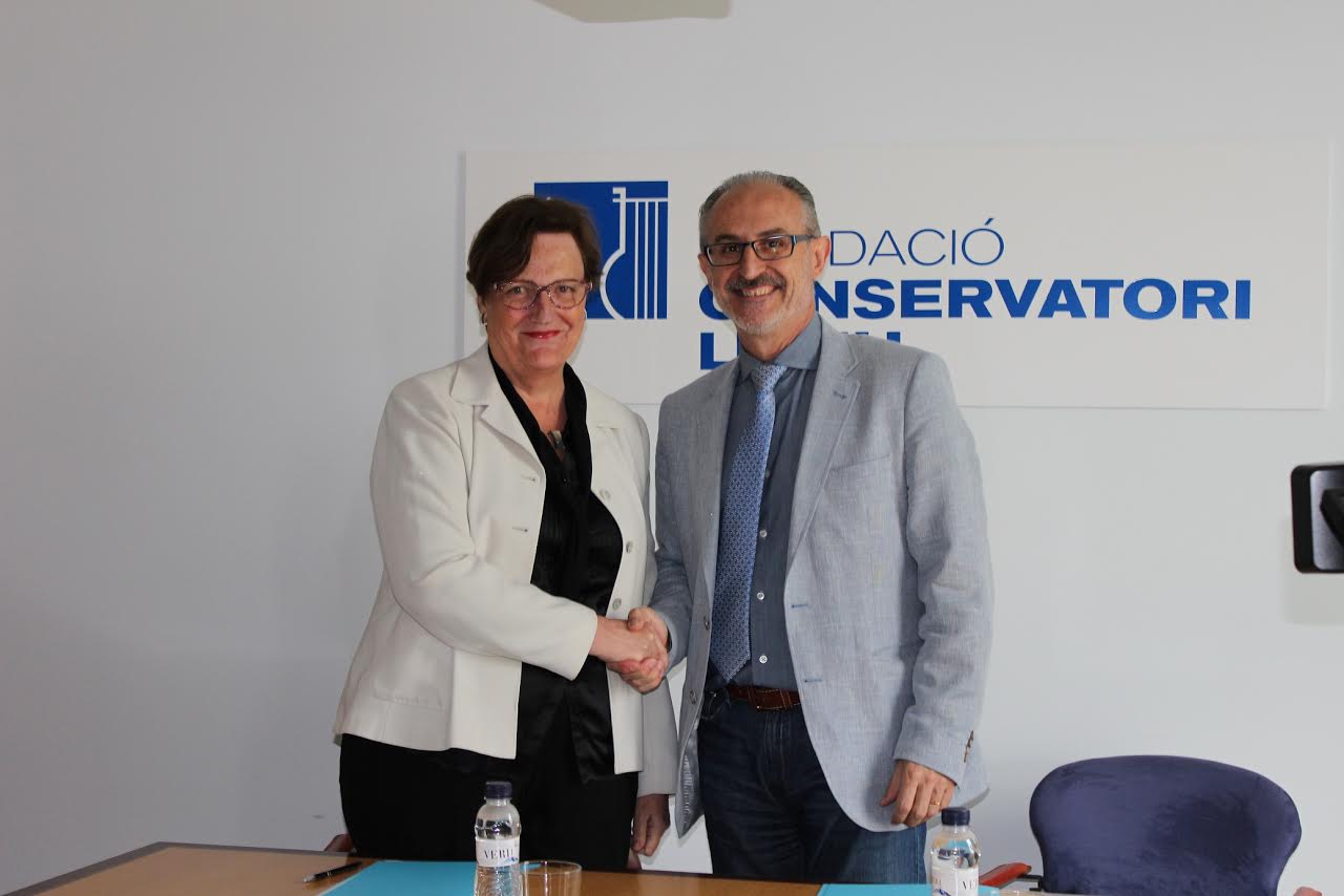 Maria Serrat, directora general del Conservatori del Liceu, i Josep Monràs, alcalde de Mollet, en la signatura de l'acord
