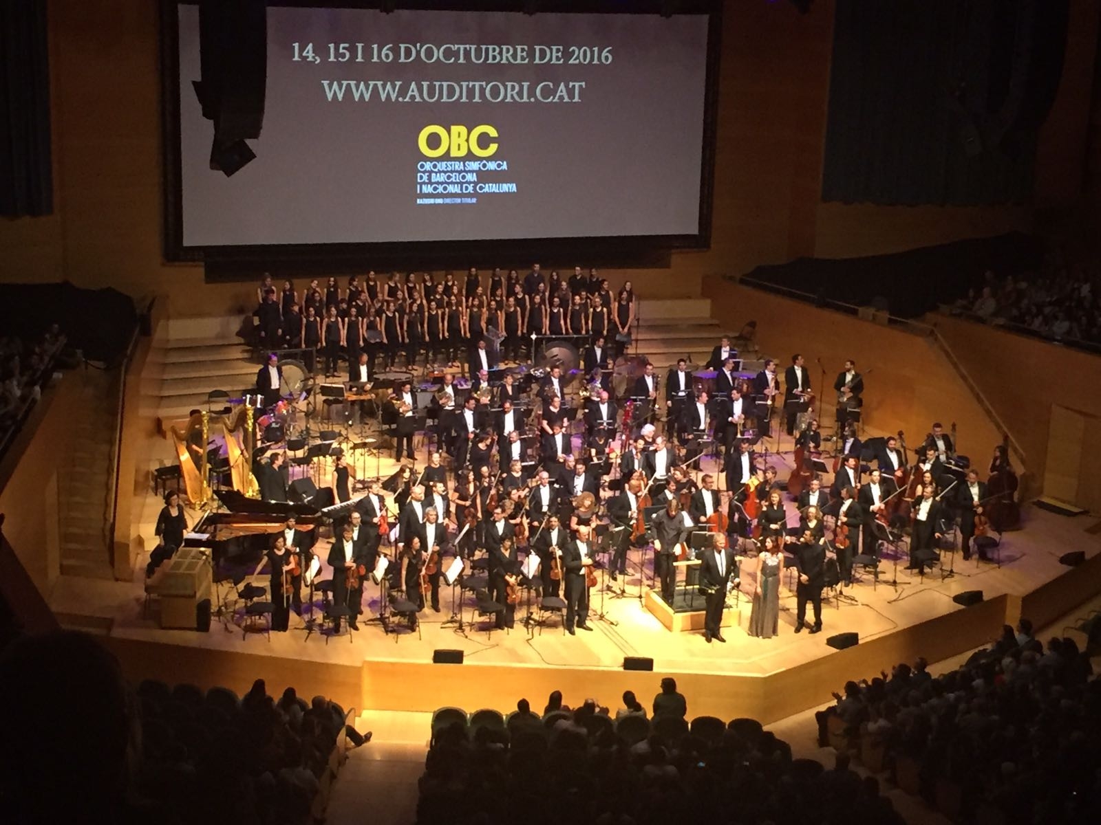 Al final del concert, Josep Vila, dirctor del cor, va saludar amb la solista i el director de l'OBC