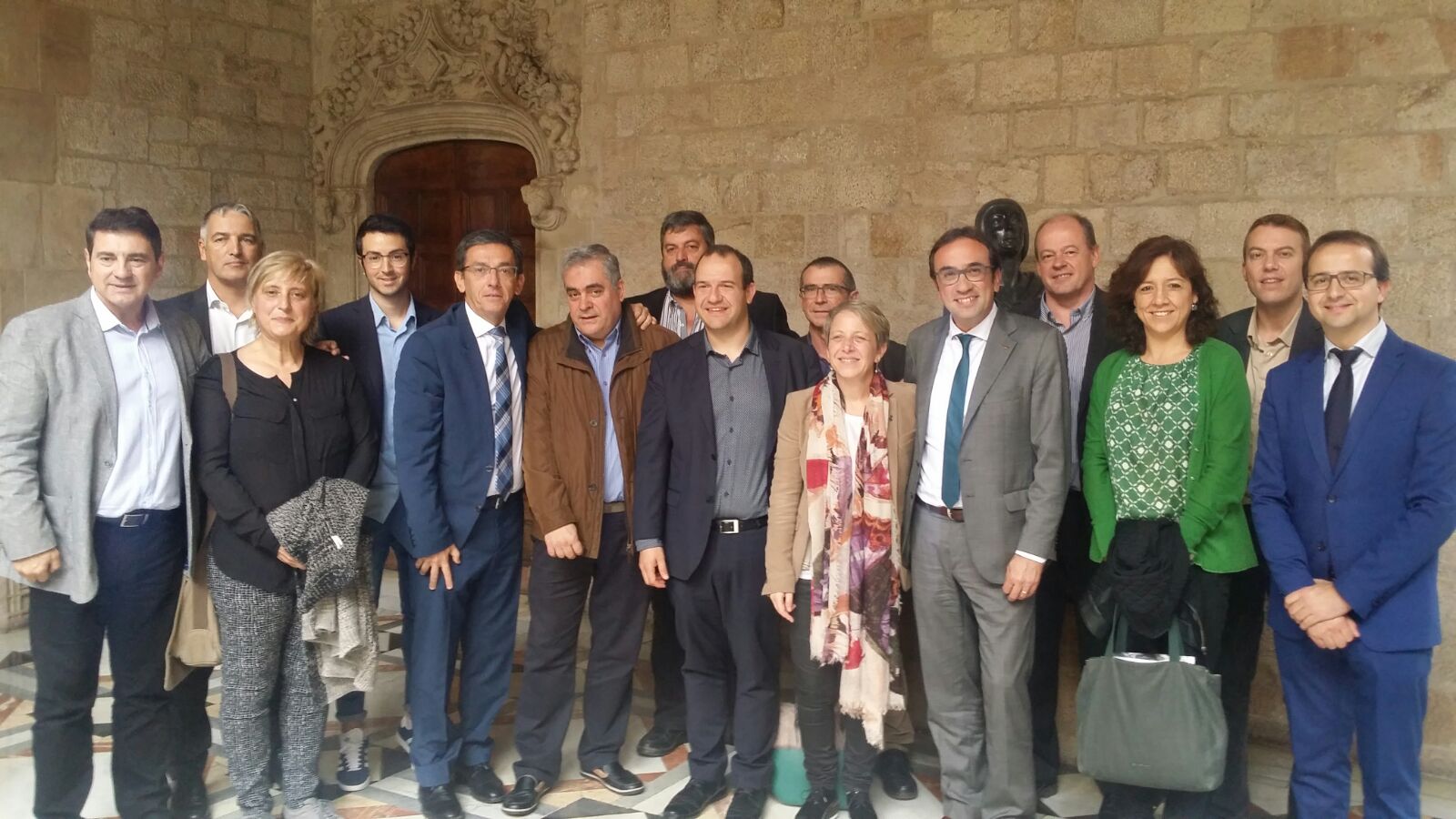 Foto de família d'alcaldes i autoritats osonenques amb el conseller de Territori, Josep Rull, aquest dimecres al migdia a la Generalitat