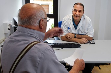Un metge del CAP de Vallgorguina passa consulta a un pacient