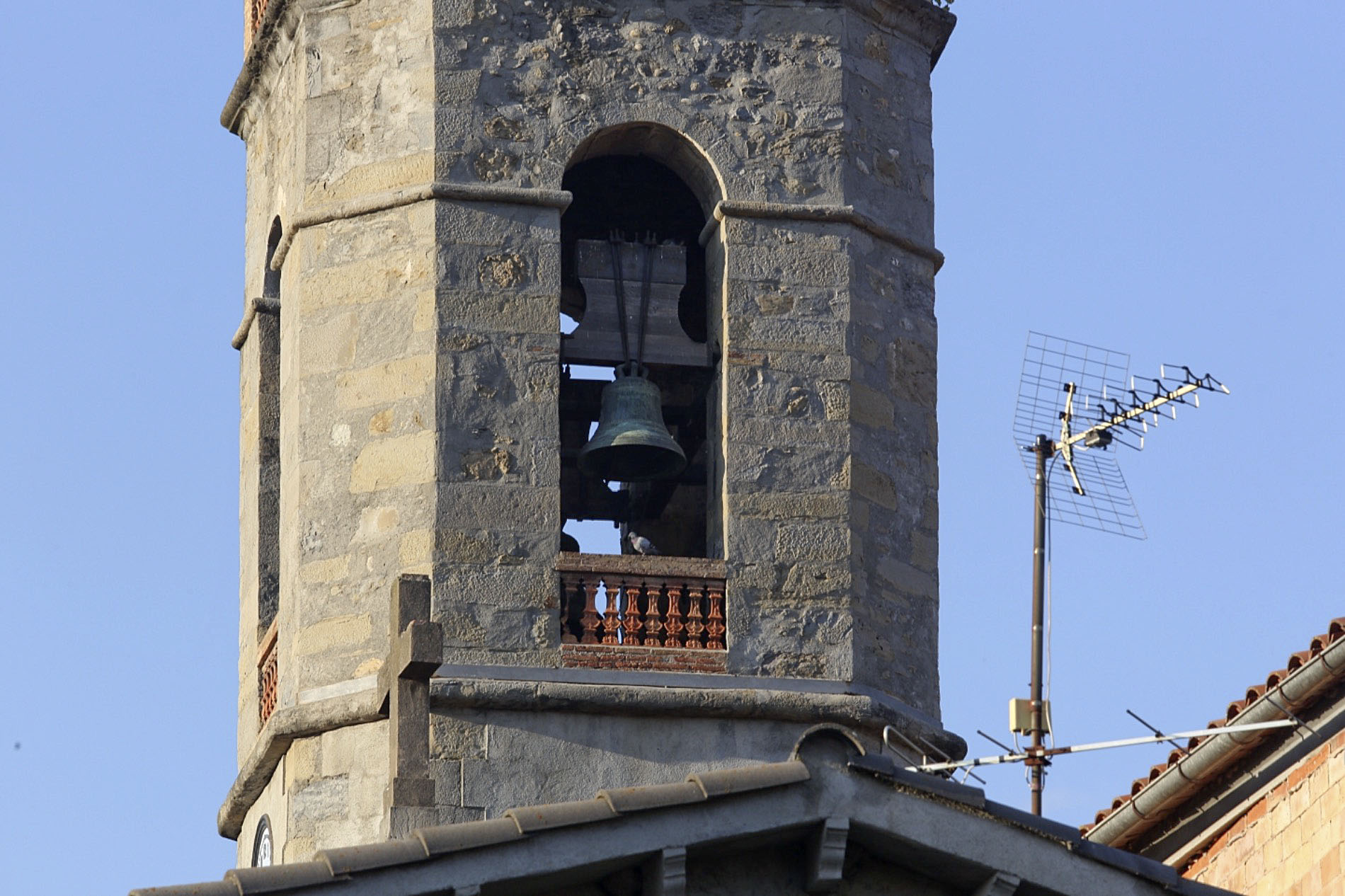 La setmana passada van continuar els treballs al campanar de Montesquiu per reduir el so de les campanes