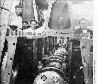 L’interior de la Tèrmica que va muntar Elèctrica del Montseny i que funcionava amb una turbina procedent d’un submarí. Foto feta cap a l’any 1928