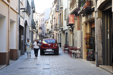 Un turisme circulant pel tram de vianants del carrer Corró