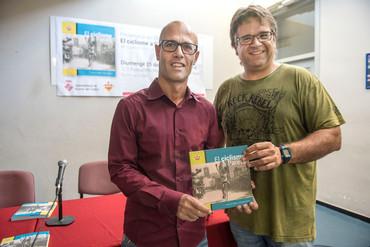 Jordi Seguer (esquerra) i Carles Font, amb el llibre, diumenge a la presentació