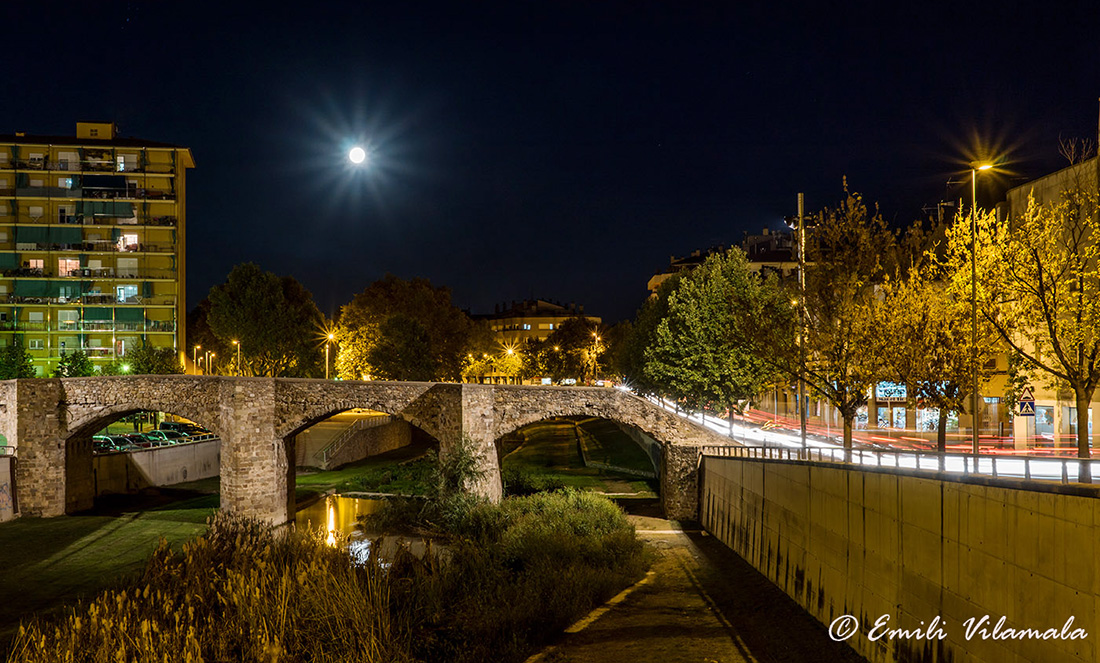 La gran lluna il·luminant el pont gòtic del Remei, aquest dimarts al vespre a Vic