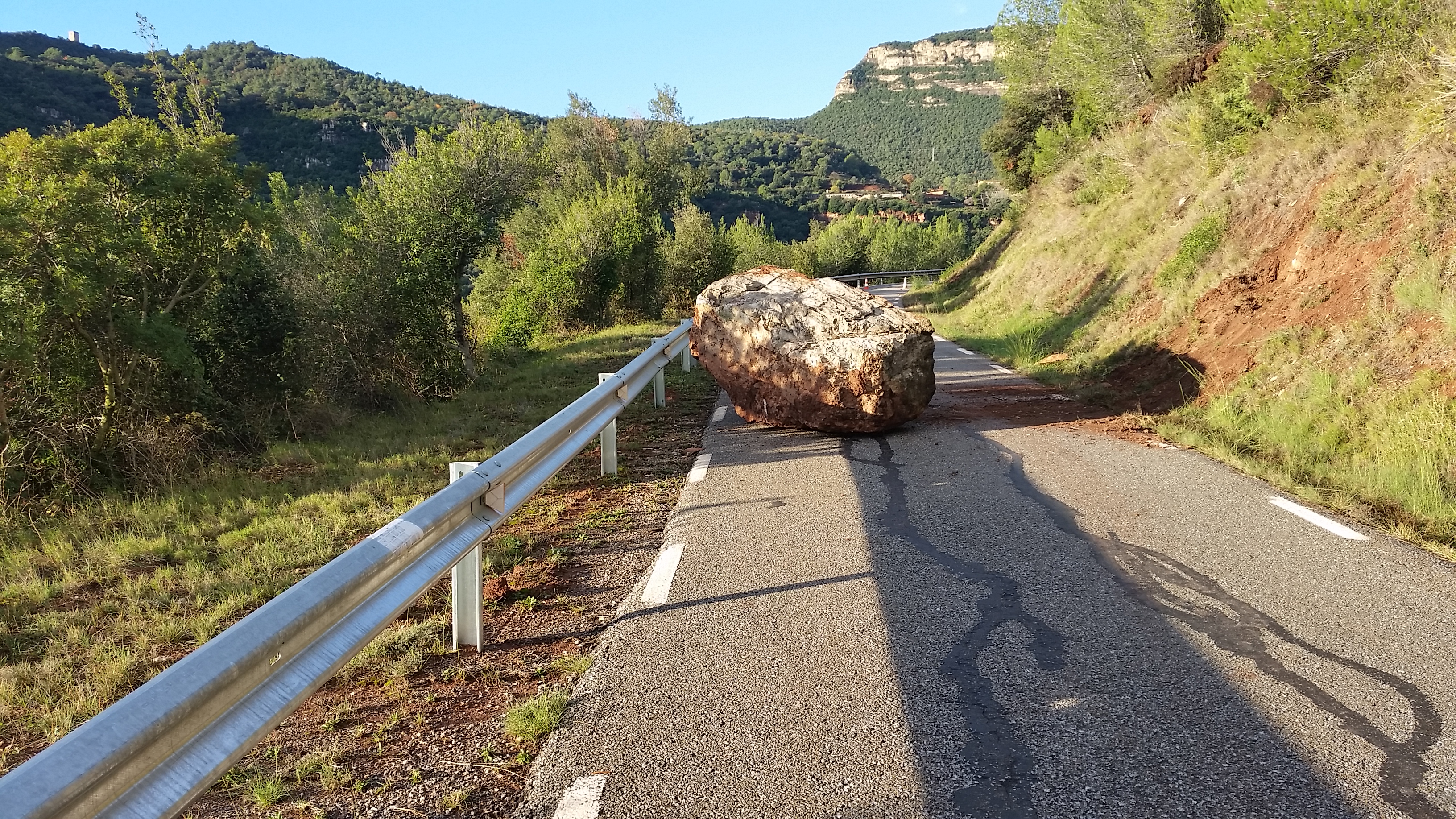 El bloc de pedra enmig de la carretera