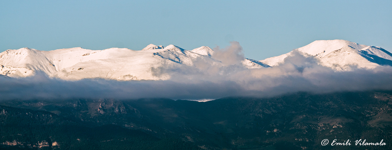 El Pirineu oriental nevat rere la boira aixecant-se en una foto des de Vic, aquesta tarda
