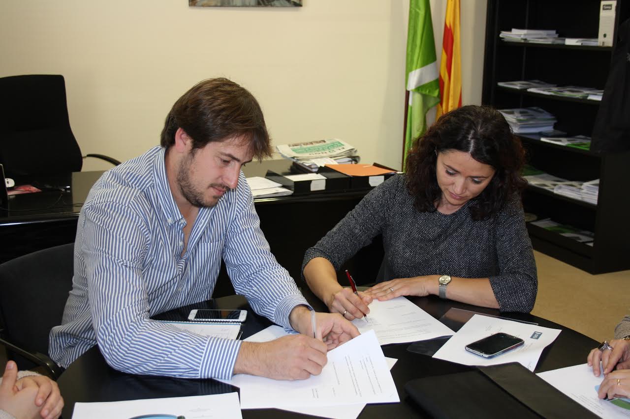 L'alcalde, Francesc Bonet, i la responsable de concessions de Sorea a la comarca, Berta Trillo, van firmar el conveni